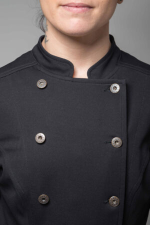 DETALLE BOTONES Y CUELLO Chaquetilla de cocina COLOR NEGRO y delantal para restaurante y pastelería personalizados con tecnología inteligente PURe de Clothink Wear