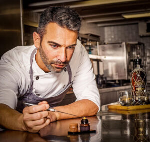 Chaquetilla de cocina y delantal para restaurante y pastelería personalizados con tecnología inteligente PURe de Clothink Wear